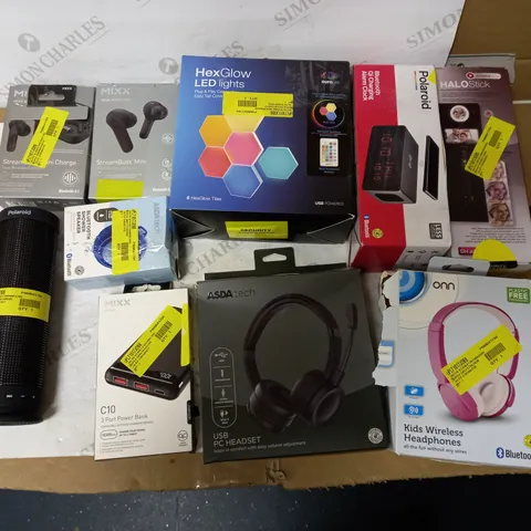 LOT OF APPROX. 10 ASSORTED TECH ITEMS TO INCLUDE HEADPHONES, TV LIGHTS, BLUETOOTH SPEAKERS ETC