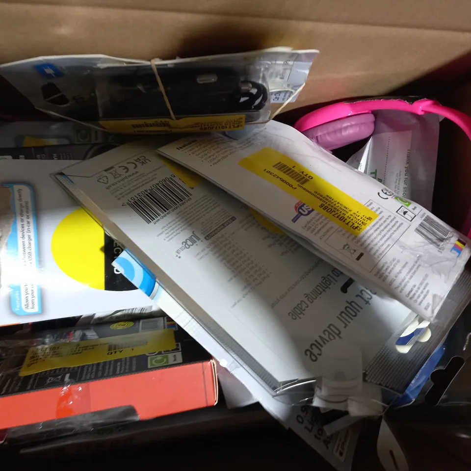 LOT OF APPROXIMATELY 20 ASSORTED HOUSEHOLD ITEMS TO INCLUDE ASDA TECH WIRELESS OPTICAL MOUSE, ONN POWER BANK, MIXX LIGHTNING TO USB CABLE, ETC