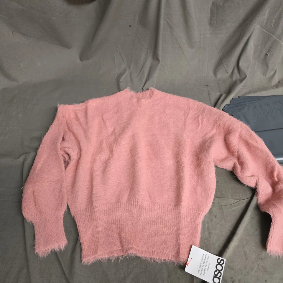 BOX OF APPROXIMATELY 20 ASSORTED CLOTHING ITEMS TO INCLUDE: PINK JUMPER AND STR JEANS