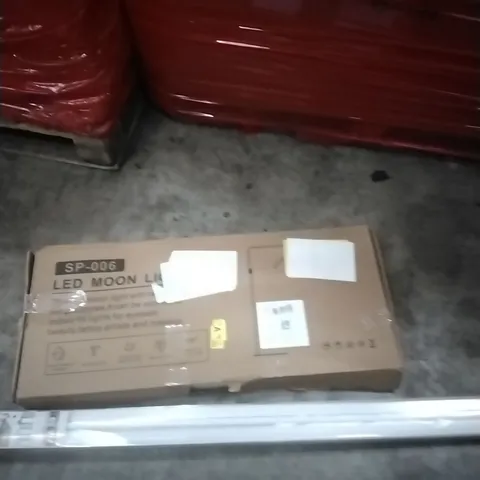 PALLET OF ASSORTED ITEMS INCLUDING - ROLLER BLINDS , MOON LIGHT