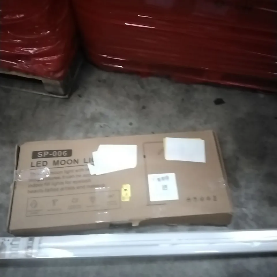 PALLET OF ASSORTED ITEMS INCLUDING - ROLLER BLINDS , MOON LIGHT