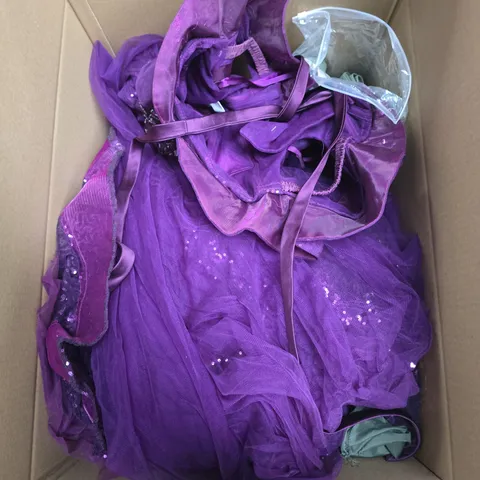 BOX CONTAINING A MIX OF APPROXIMATELY 25 ASSORTED CLOTHING ITEMS 