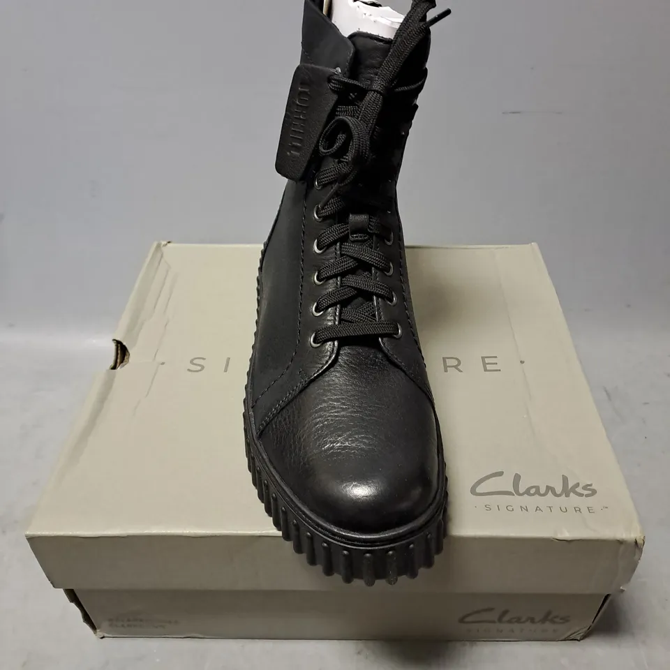 BOXED PAIR OF CLARKS TORHILL RISE LEATHER BOOTS IN BLACK SIZE 6