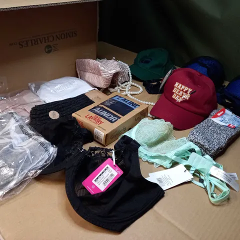 LOT OF APPROX. 15 ASSORTED CLOTHING ACCESSORIES  IN VARYING SIZES/COLOURS/STYLES TO INCLUDE: BRA'S, SOCKS, HATS