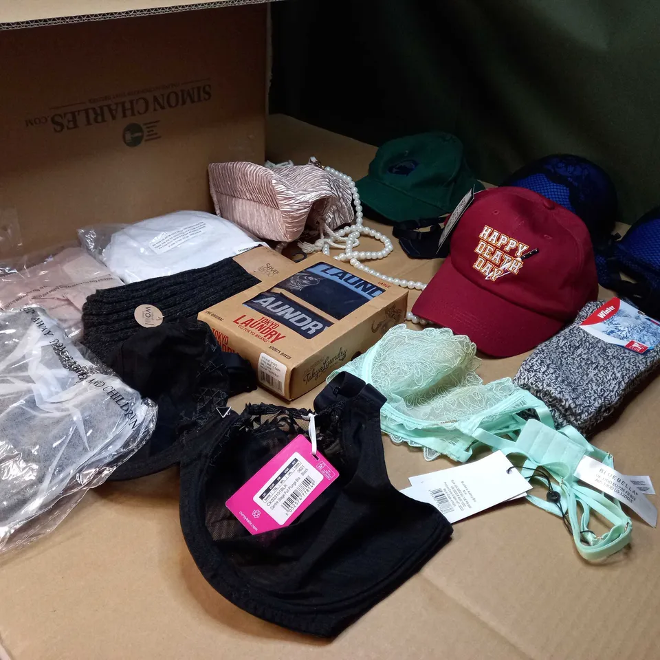 LOT OF APPROX. 15 ASSORTED CLOTHING ACCESSORIES  IN VARYING SIZES/COLOURS/STYLES TO INCLUDE: BRA'S, SOCKS, HATS