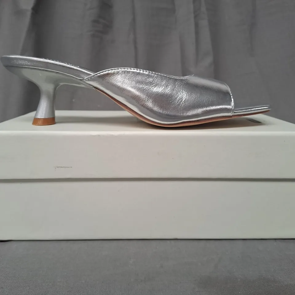BOXED PAIR OF MOTF OPEN-TOE LOW HEEL SANDALS IN METALLIC SILVER EU SIZE 39