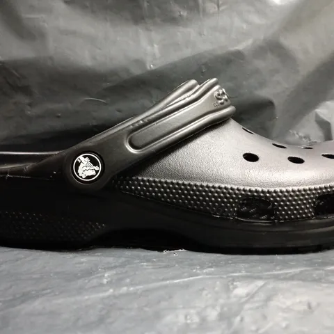 PAIR OF CROCS CLASSIC CLOGS IN BLACK SIZE UK M6/W7