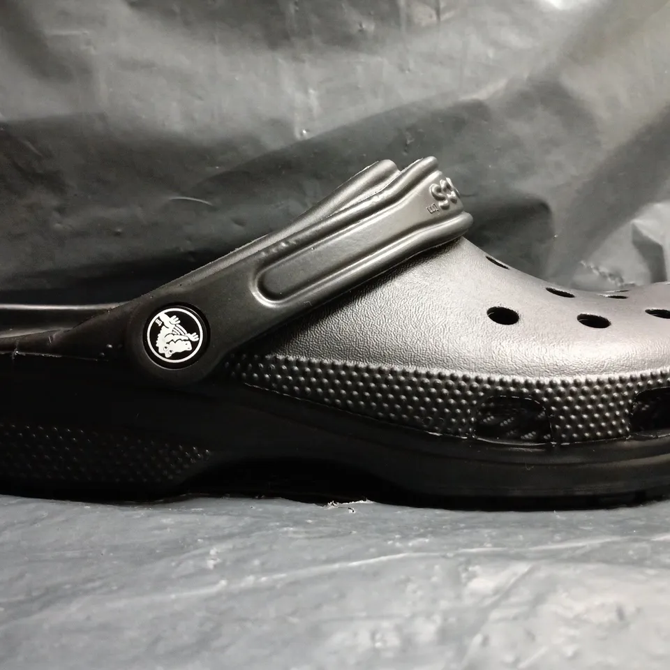 PAIR OF CROCS CLASSIC CLOGS IN BLACK SIZE UK M6/W7