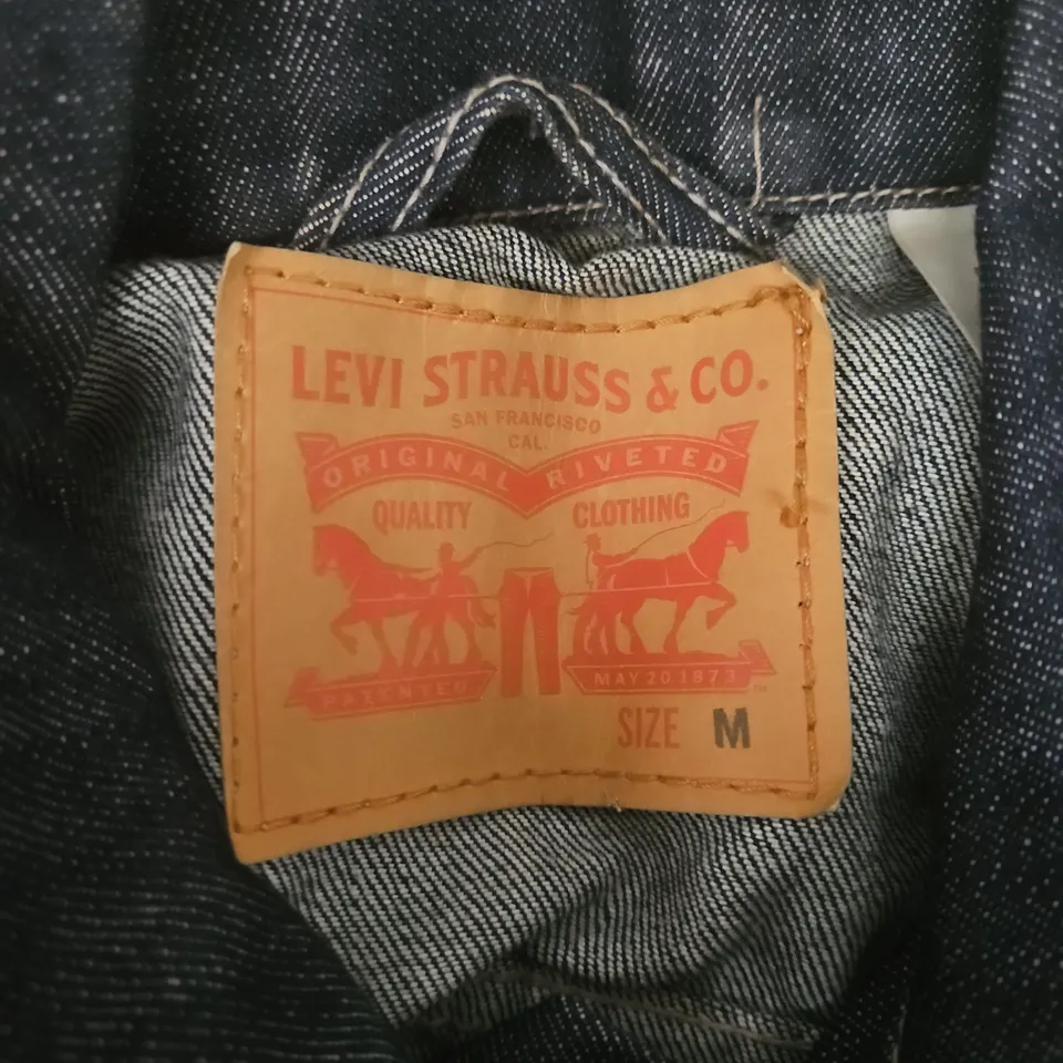 LEVI'S DENIM TRUCKER JACKET – SIZE M 