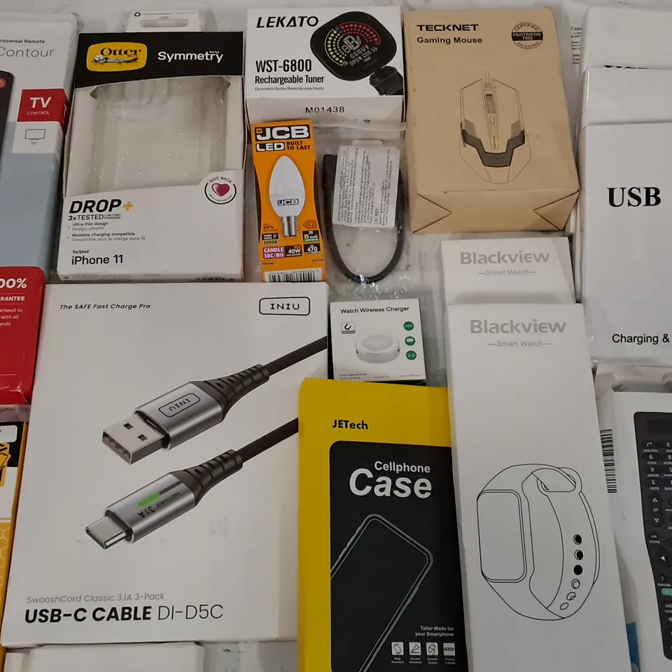 LARGE QUANTITY OF ASSORTED ITEMS TO INCLUDE REMOTE CONTROL, USB-C CABLES AND GAMING MOUSE