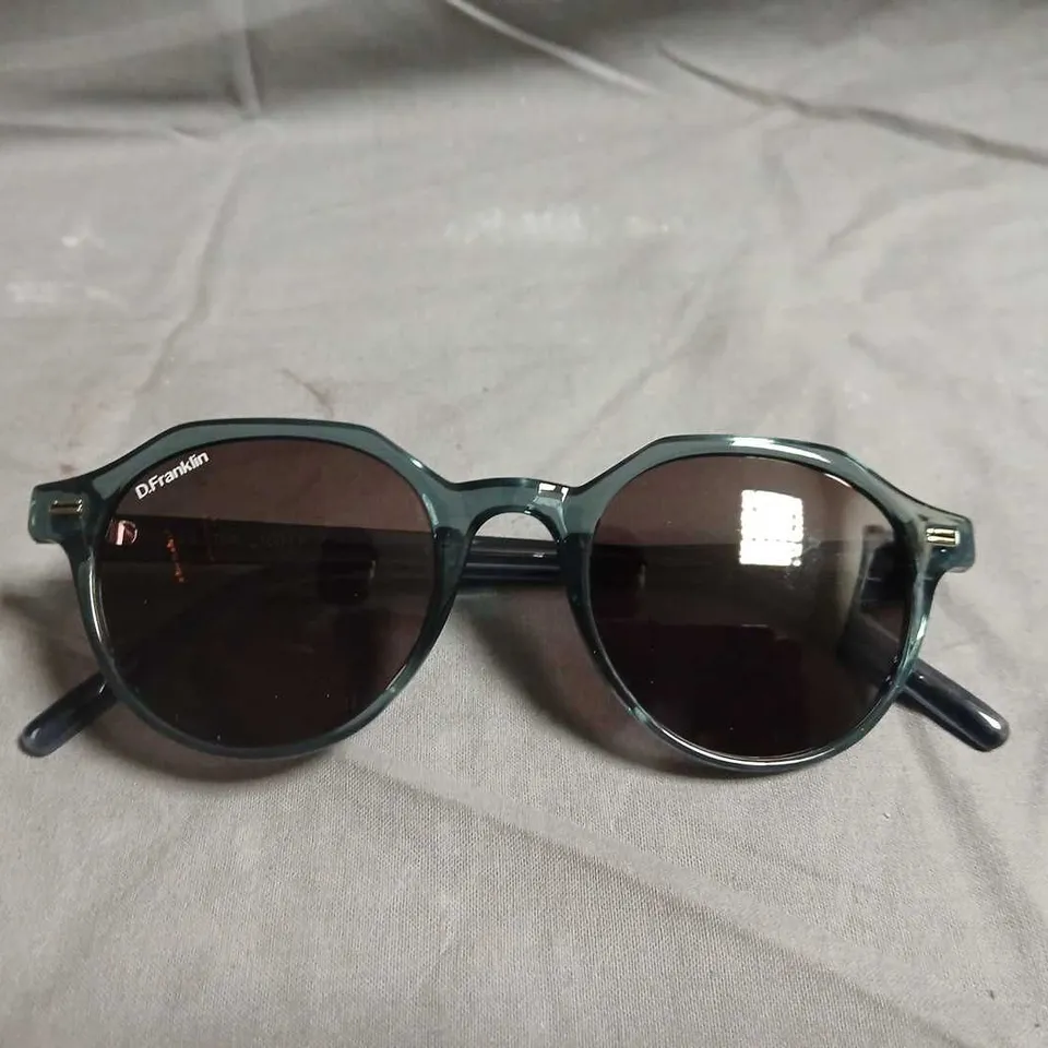 D.FRANKLIN SUNGLASSES – GREEN ROUND FRAME, DARK LENSES 