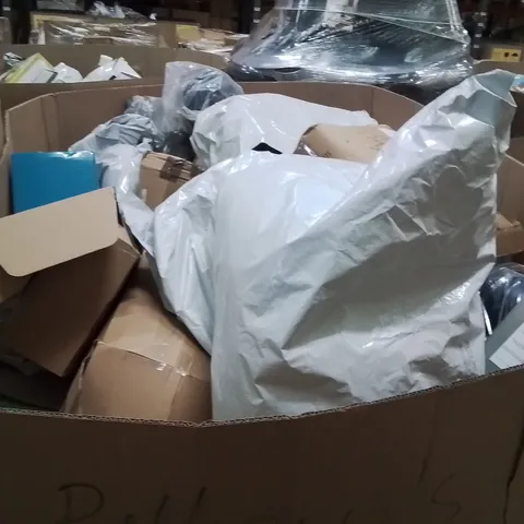 PALLET CONTAINING A LARGE QUANTITY OF PILLOWS