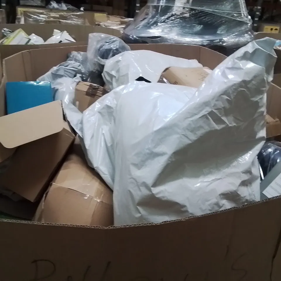 PALLET CONTAINING A LARGE QUANTITY OF PILLOWS