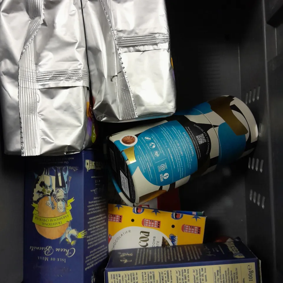 APPROXIMATELY 15 ASSORTED FOOD/DRINK PRODUCTS TO INCLUDE FINE CHEESE COMPANY OAT CAKES, ISLAND BAKERY LEMON MELTS, SHAWS CHUTNEY ETC 