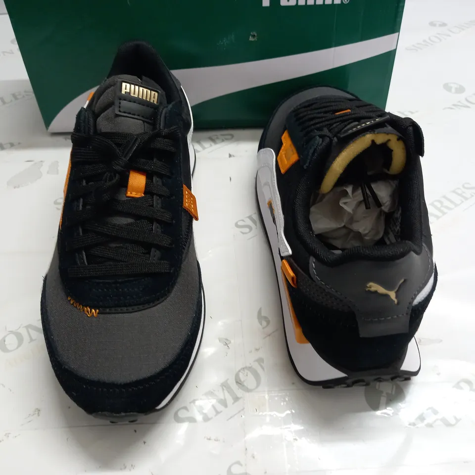 BOXED PAIR OF PUMA RIDER DISPLACED TRAINERS - UK 9