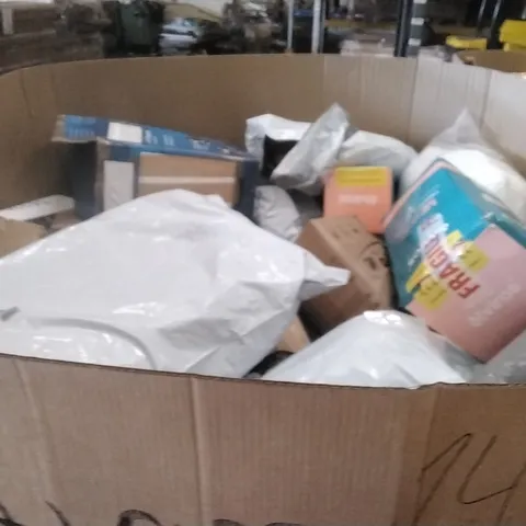 PALLET CONTAINING A LARGE QUANTITY OF PILLOWS 
