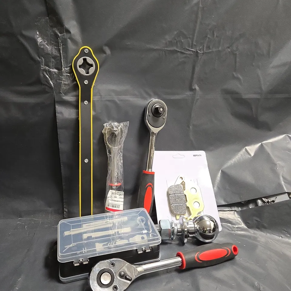 APPROXIMATELY 10 ASSORTED VEHICLE PARTS & ACCESSORIES TO INCLUDE SOCKET WRENCH, BRAKE PADS, TOW BOLT, ETC
