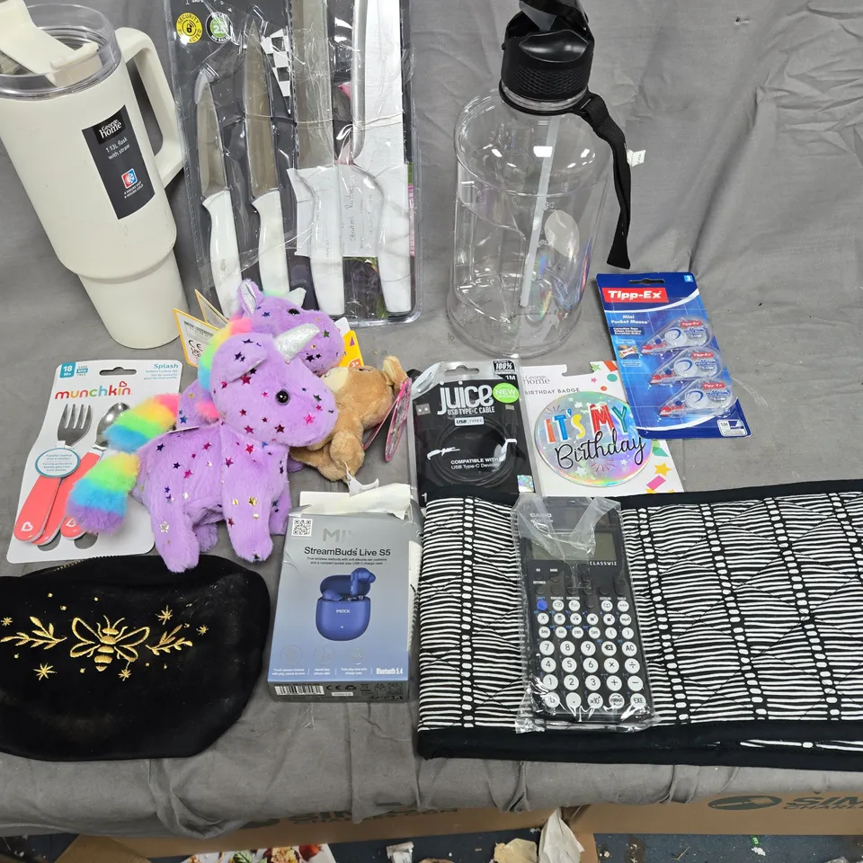 ASSORTED HOUSEHOLD ITEMS BUNDLE TO INCLUDE OVEN GLOVES, DRINKS BOTTLES AND PLUSHIES