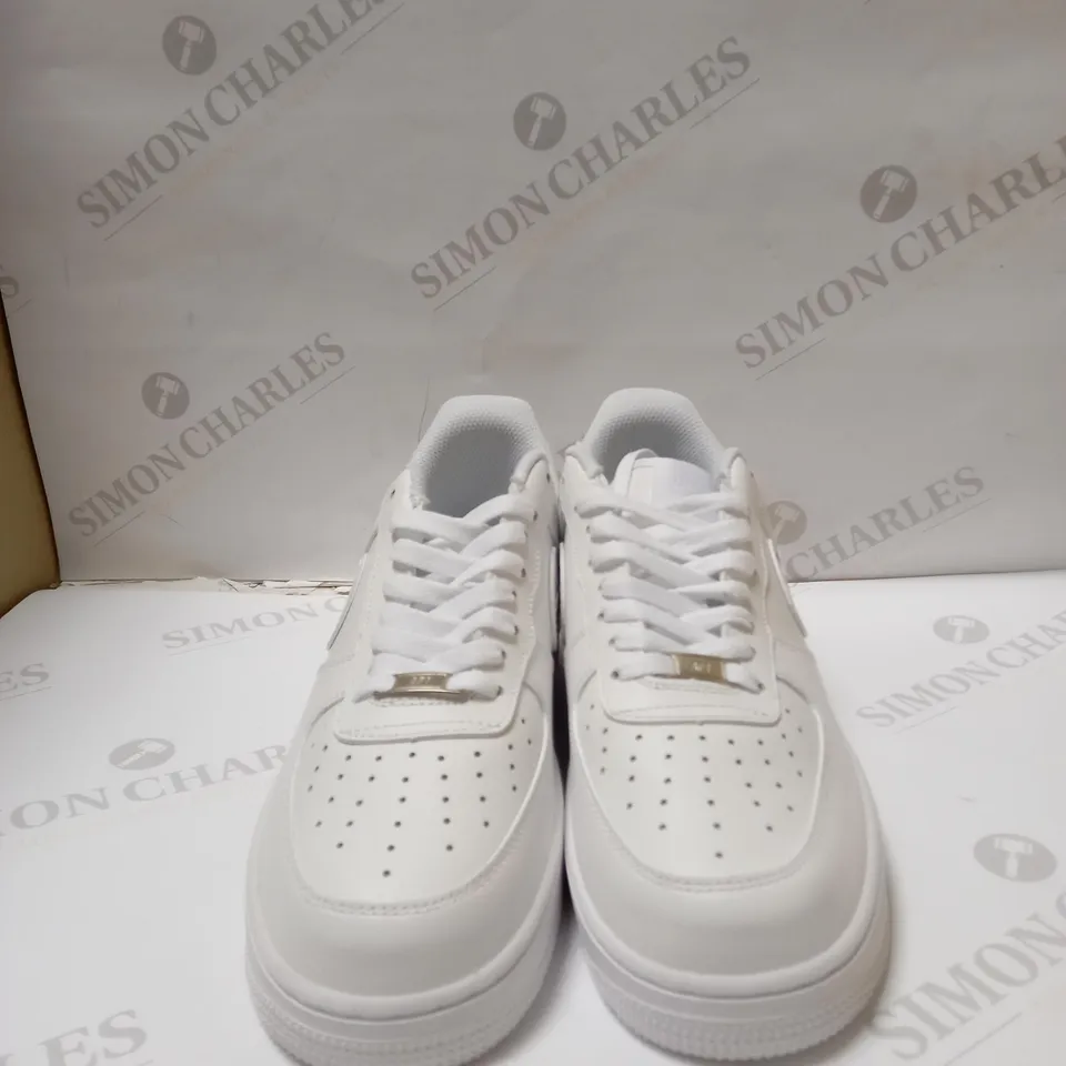 PAIR OF NIKE AIR FORCE 1 IN WHITE SIZE 8 AND HALF