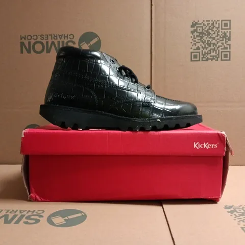 BOXED PAIR OF KICKERS HI CROC LEATHER SHOES IN BLACK SIZE EU 43