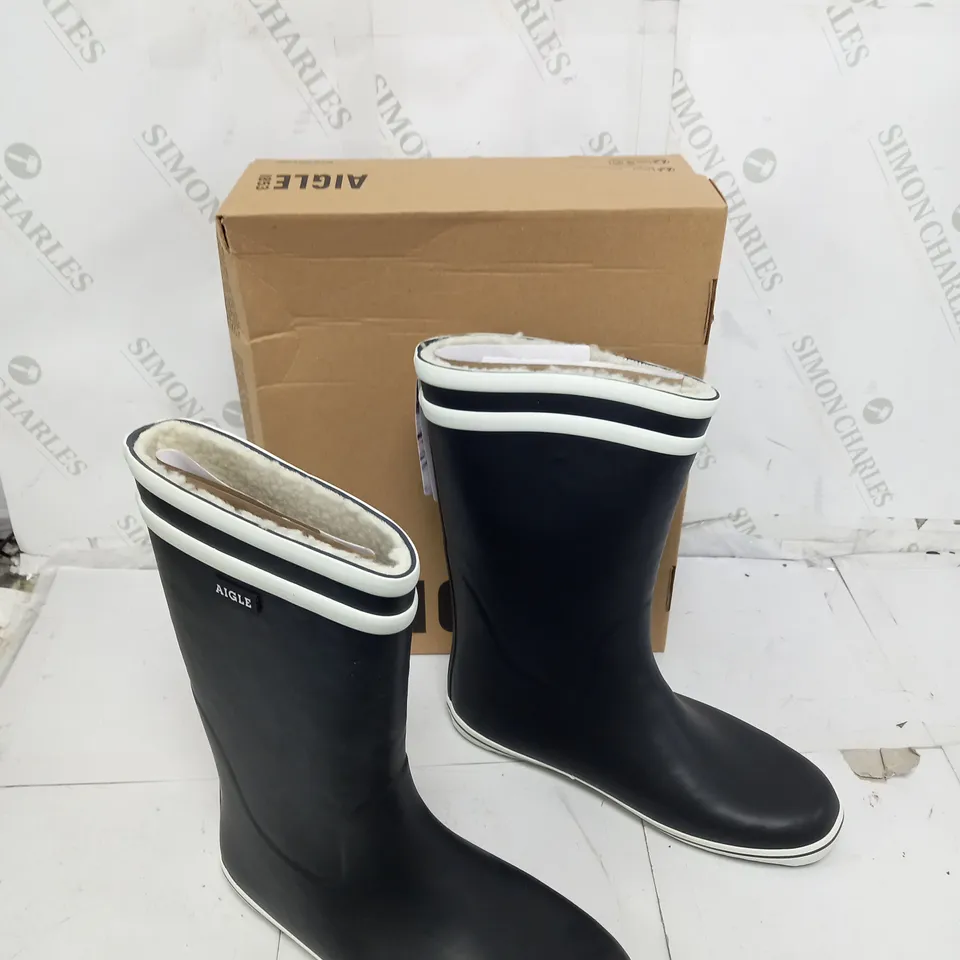 BOXED PAIR OF AIGLE 1853 BLACK FUR LINED WELLIE SIZE 41 