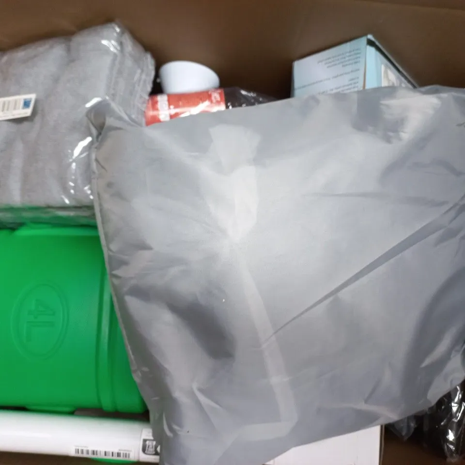 BOX OF APPROXIMATELY 12 ASSORTED HOUSEHOLD ITEMS
