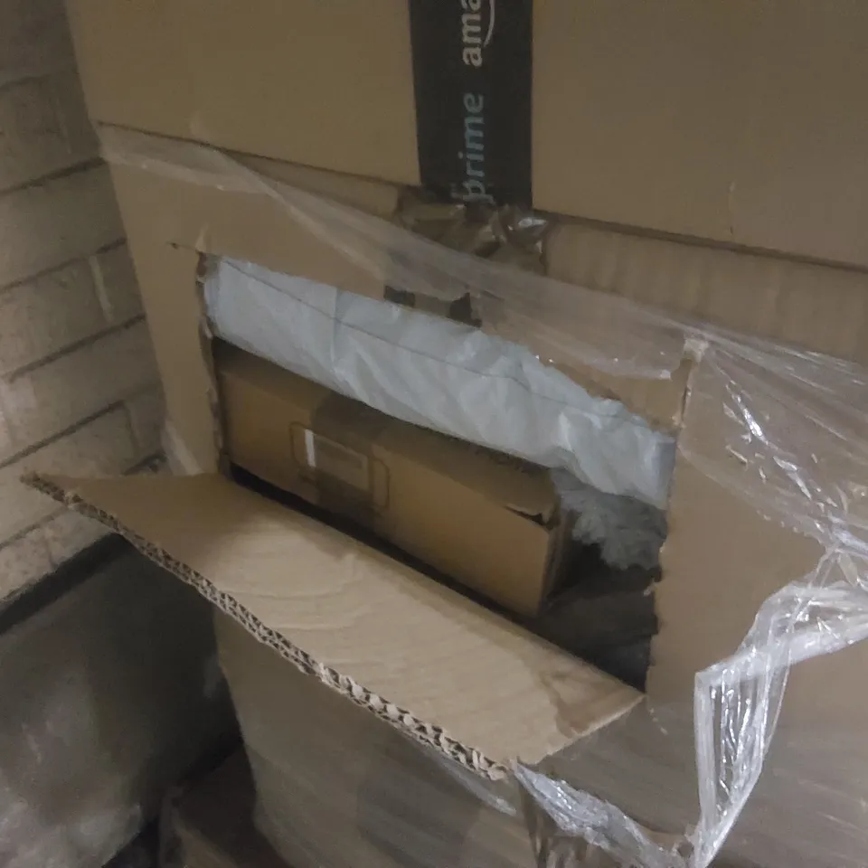PALLET CONTAINING A LARGE QUANTITY OF ASSORTED ITEMS INCLUDING: PET COOLING MATS, PET BEDS ECT