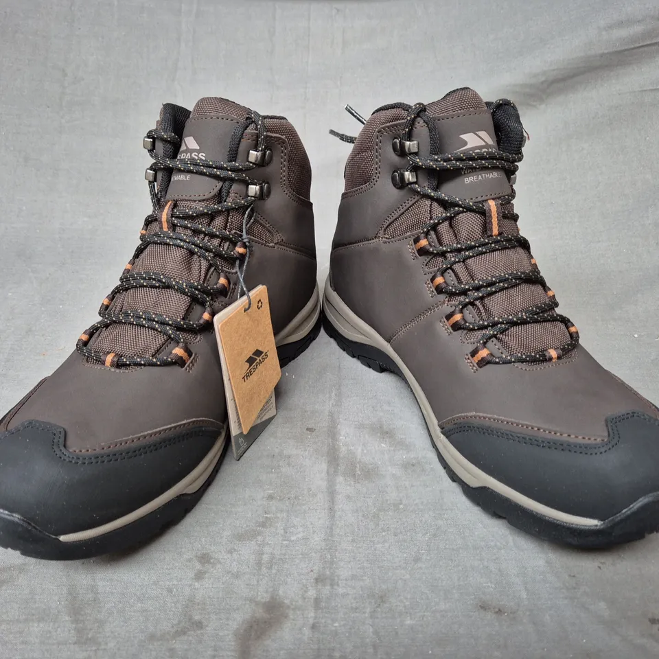 BOXED PAIR OF TRESPASS MEN'S HIRAM MID CUT BOOTS IN DARK BROWN UK SIZE 10