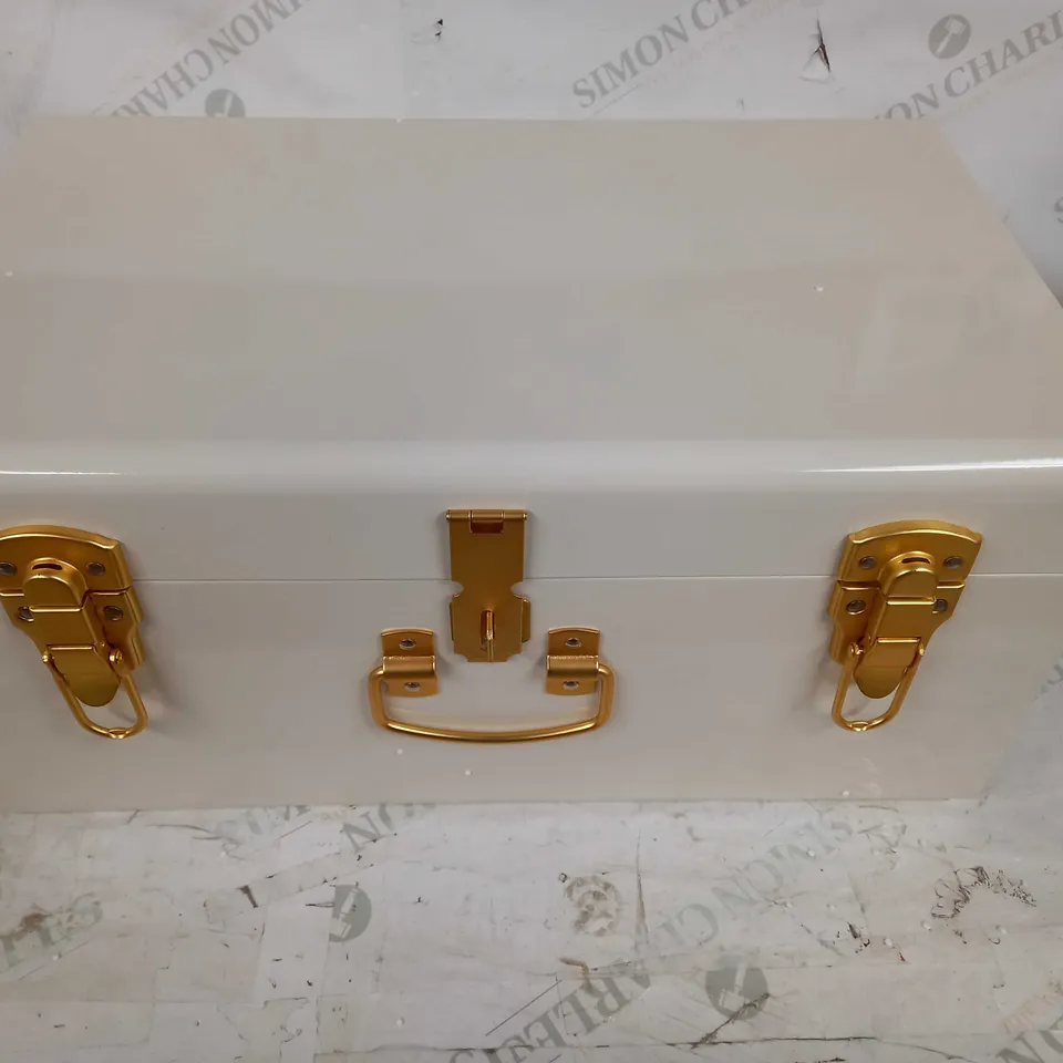 BOXED BUNDLEBERRY BY AMANDA HOLDEN SET OF TRUNKS CREAM