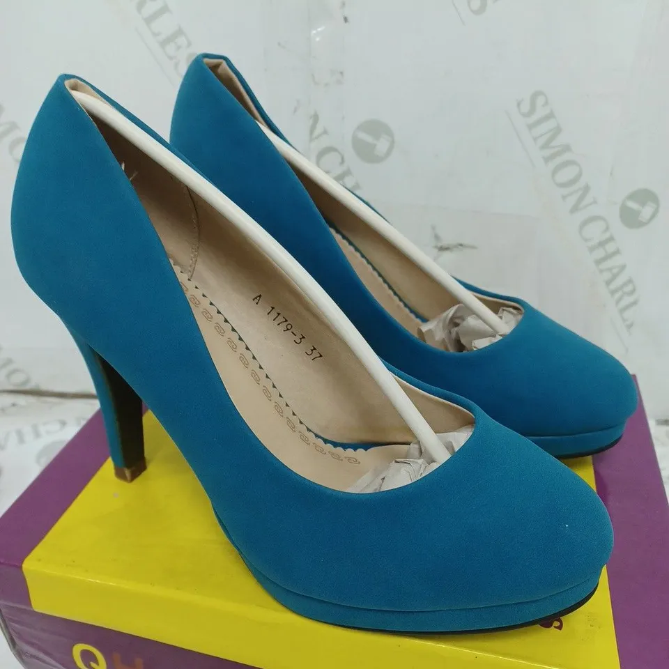 BOX OF APPROXIMATELY 10 PAIRS OF QUNHUI BLUE HIGH HEELED SHOES 