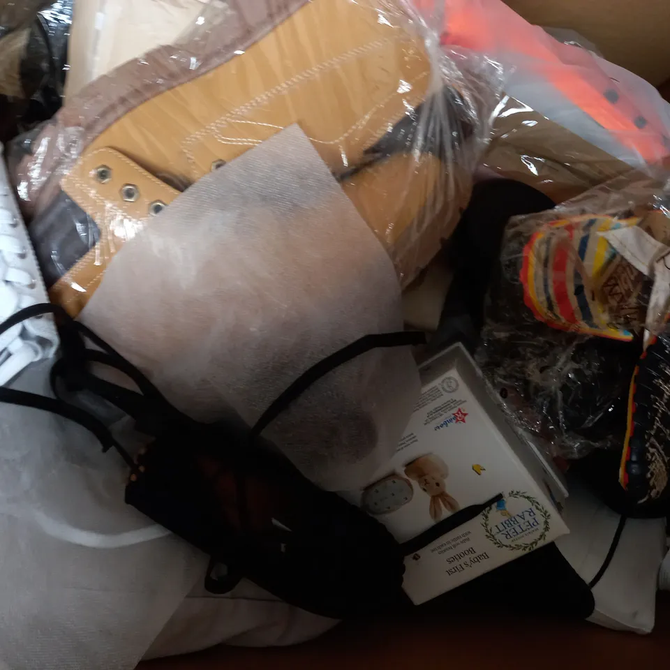 BOX OF APPROXIMATELY 15 ASSORTED PAIRS OF SHOES AND FOOTWEAR ITEMS IN VARIOUS COLOURS, STYLES, AND SIZES - COLLECTION ONLY