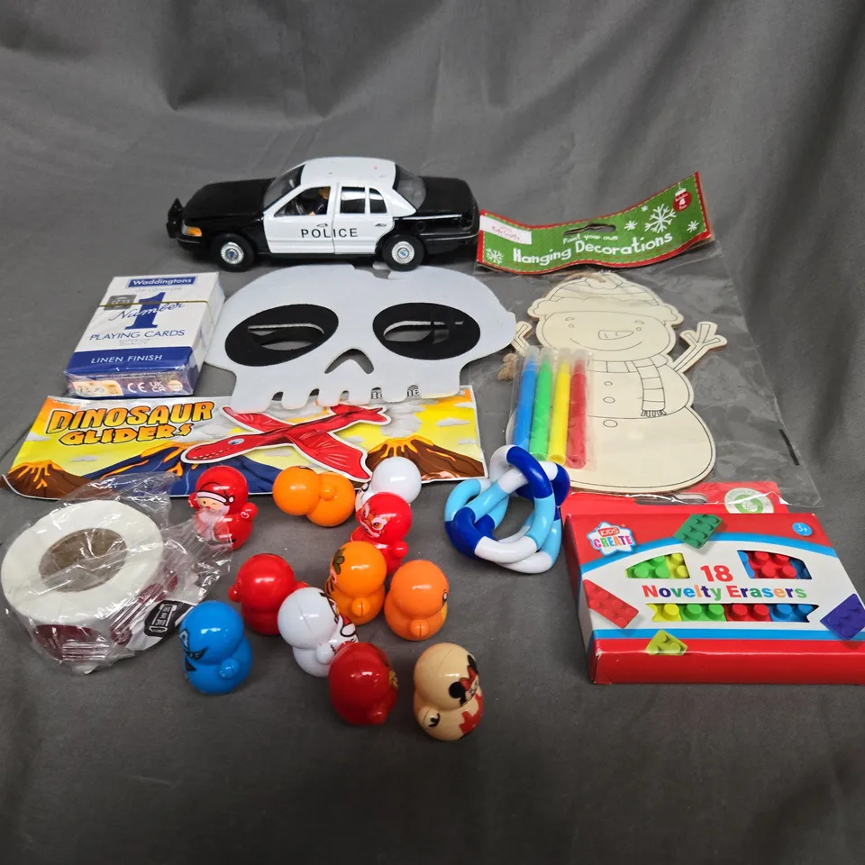 APPROXIMATELY 10 ASSORTED TOYS AND GAMES TO INCLUDE DINOSAUR GLIDERS, XMAS DECORATIONS AND NOVELTY ERASERS