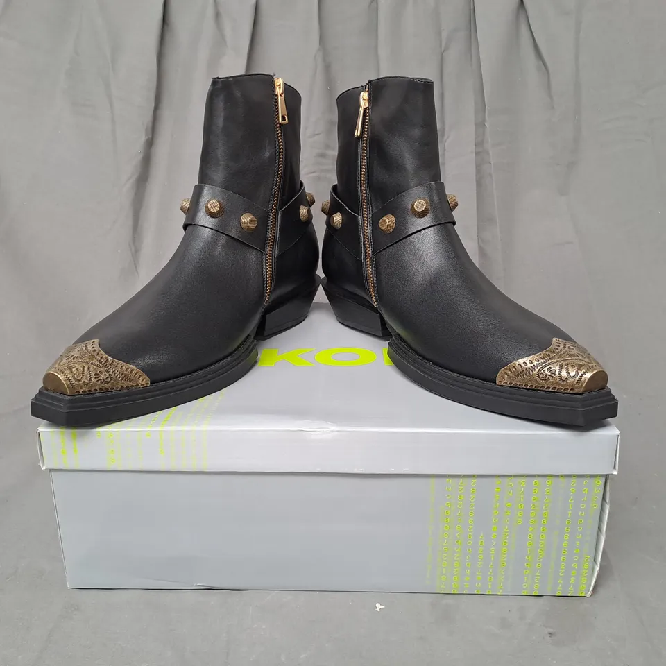 BOXED PAIR OF KOI SOUL RENDER COWBOY BOOTS IN BLACK/BRONZE EFFECT UK SIZE 10