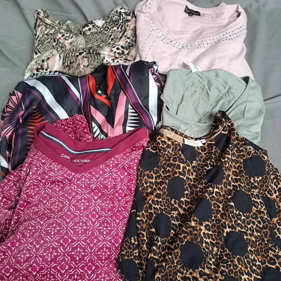 BOX OF APPROX 20 ASSORTED CLOTHING ITEMS TO INCLUDE - TOPS, PYJAMAS, VESTS ETC