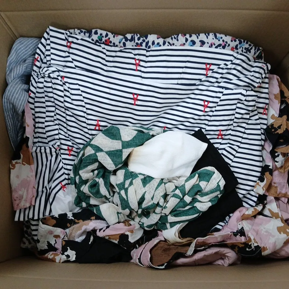 BOX OF APPROXIMATELY 12 ASSORTED CLOTHING ITEMS IN VARIOUS STYLES, COLOURS AND SIZES 