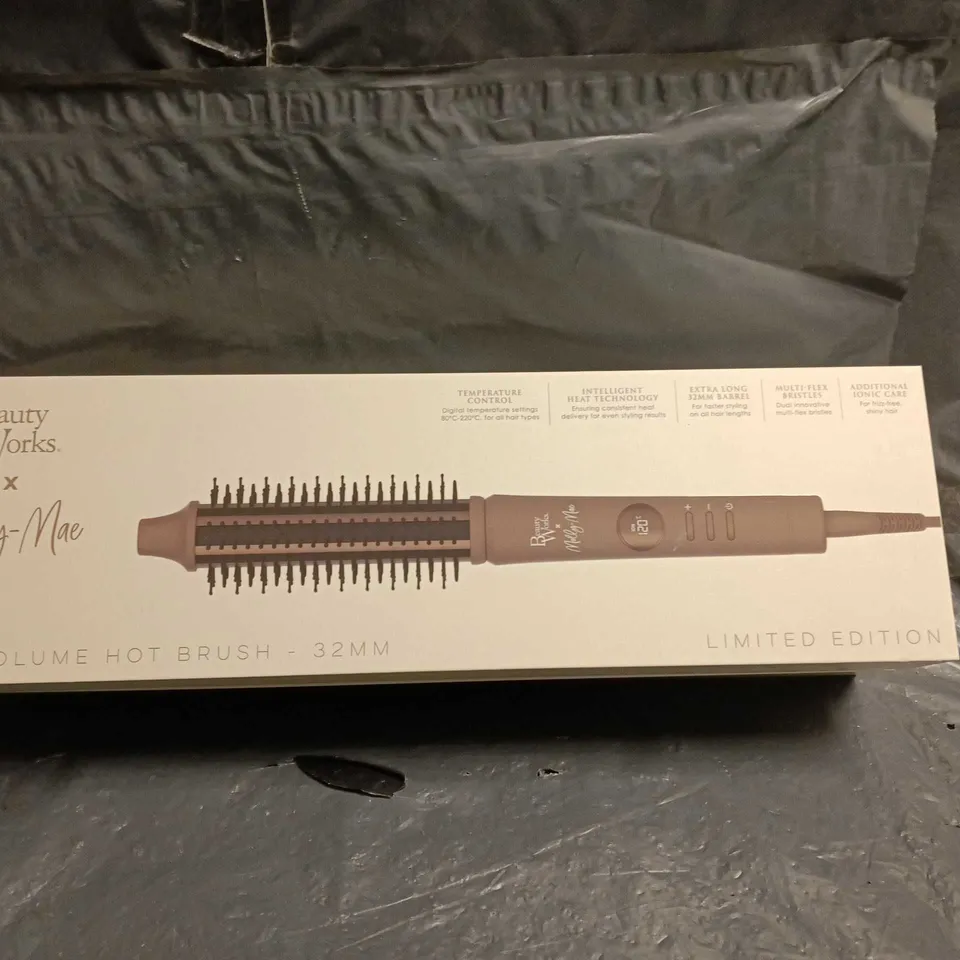 BOXED BEAUTY WORKS X MOLLY-MAE XXL VOLUME HOT BRUSH 32MM – LIMITED EDITION