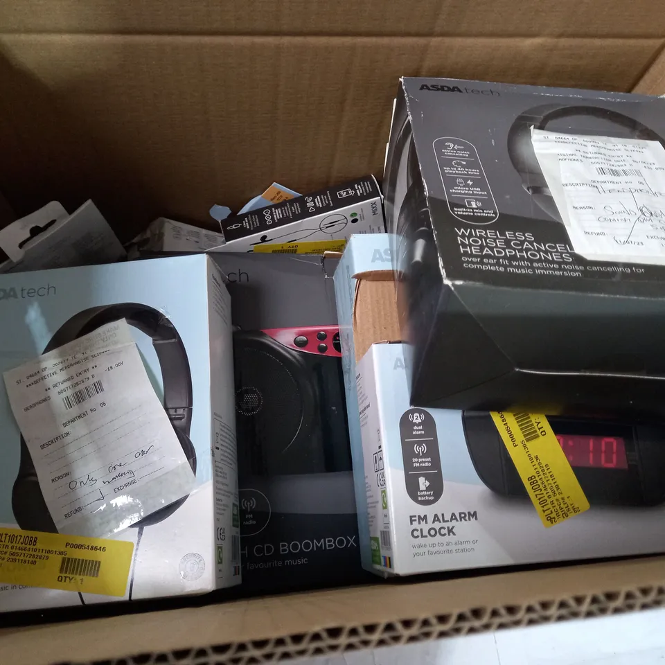 BOX OF APPROX 12 ASSORTED ITEMS TO INCLUDE - ONN TV EXTENSION KIT - WIRED MOUSE - POWER BANK ECT