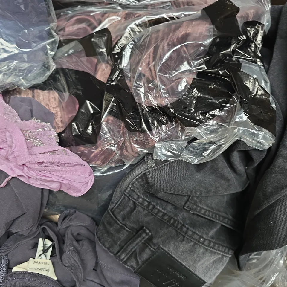 APPROXIMATELY 20 ASSORTED CLOTHING AND FASHION PRODUCTS IN VARIOUS STYLES AND SIZES - COLLECTION ONLY