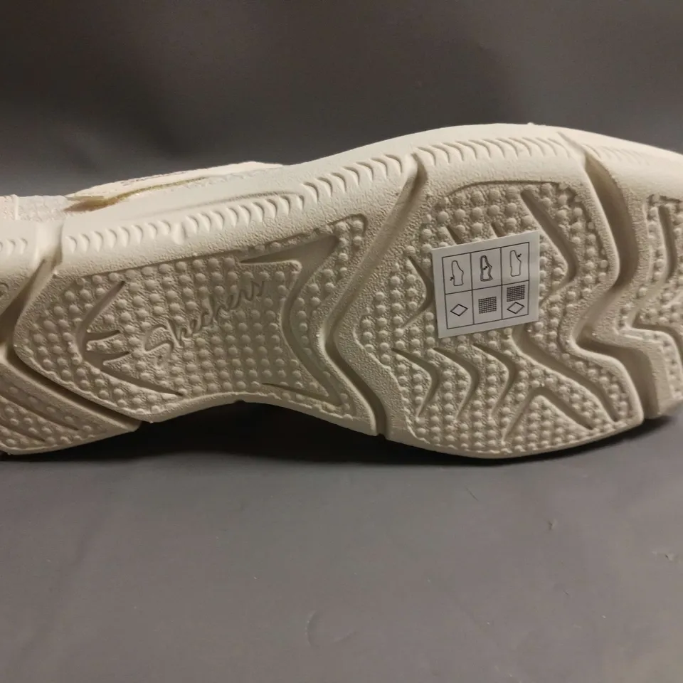 SKECHERS AIR COOLED MEMORY FOAM SLIP ON PUMPS CREAM SIZE 5.5