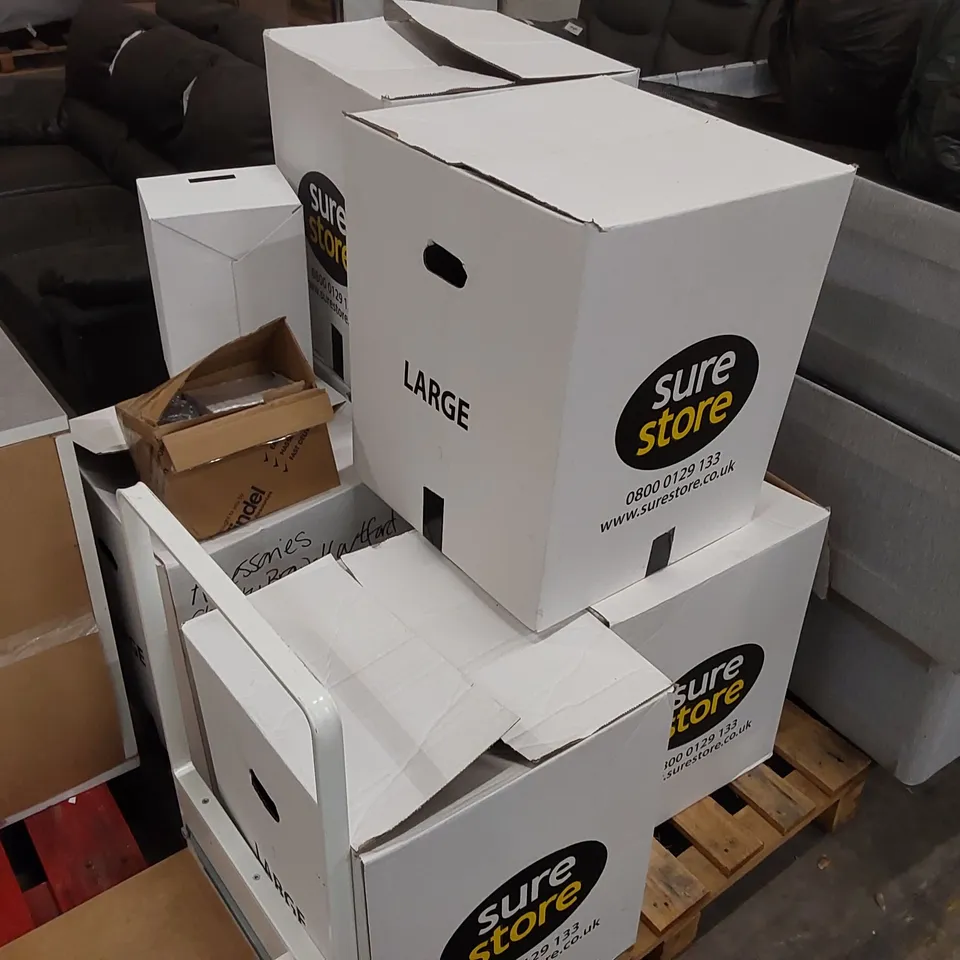 PALLET OF ASSORTED HOMEWARE SHOWROOM DECORATION FURNISHINGS INCLUDING: VASES, LAMPSHADES, FOOD CONTAINERS, WINE GLASSES, ARTIFICIAL PLANTS ECT