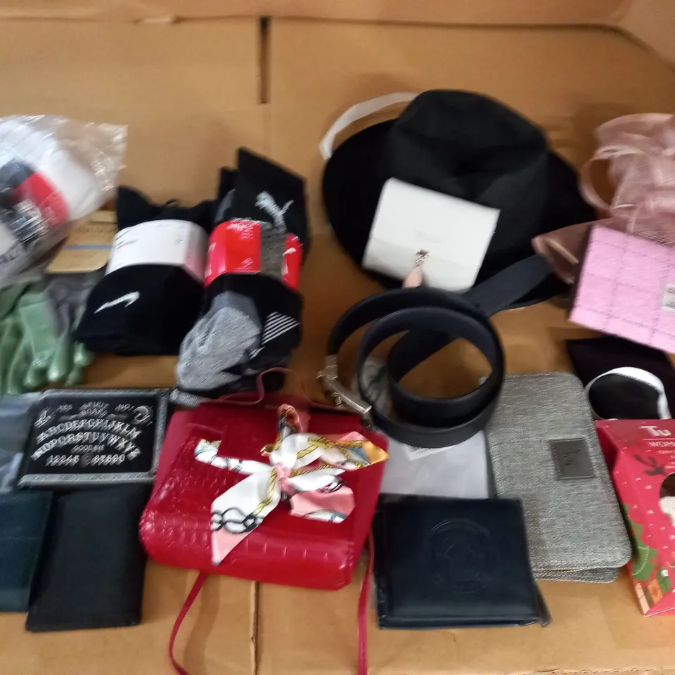 LOT OF ASSORTED CLOTHING ACCESSORIES TO INCLUDE PURSES, BELTS AND HATS