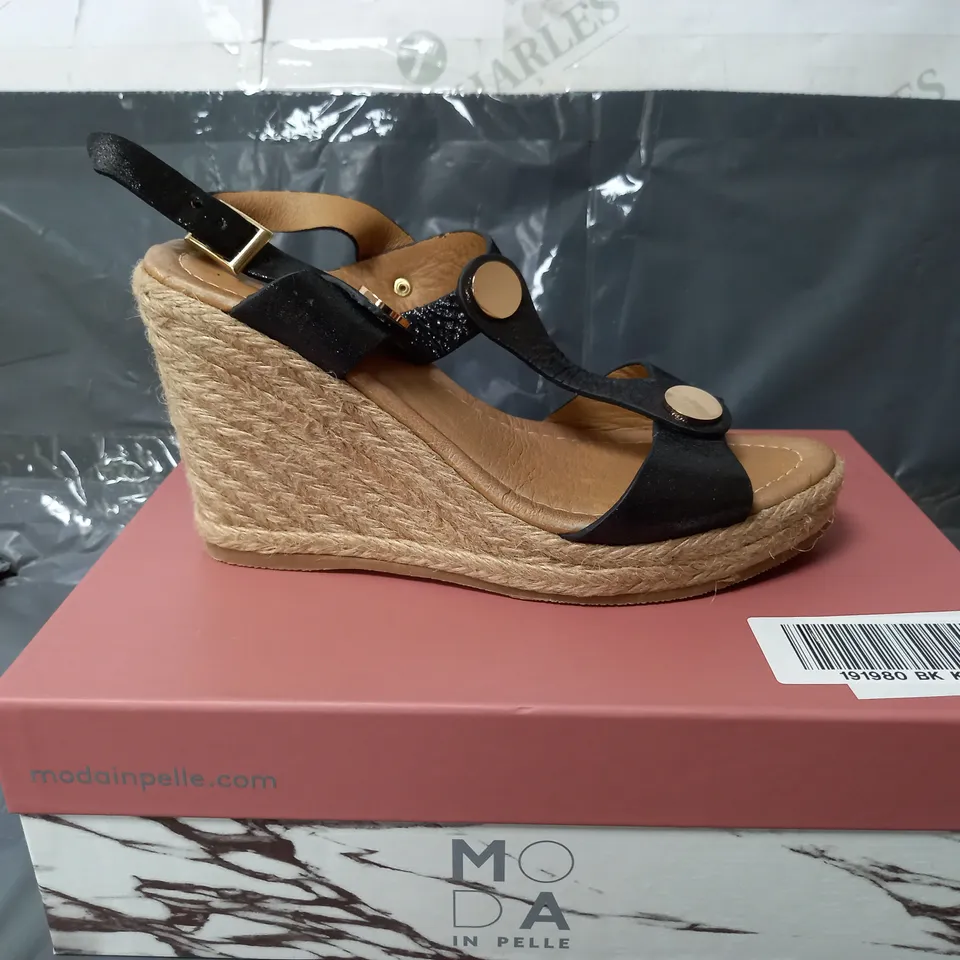 BOXED MODA IN PELLE PARRIS BLACK METALLIC LEATHER HIGH HEELS - SIZE 6