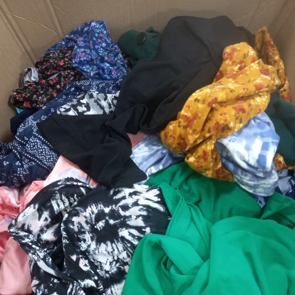 BOX OF APPROX 20 ASSORTED CLOTHING ITEMS TO INCLUDE -KIM&CO - D&CO - NINA LEONARD ECT