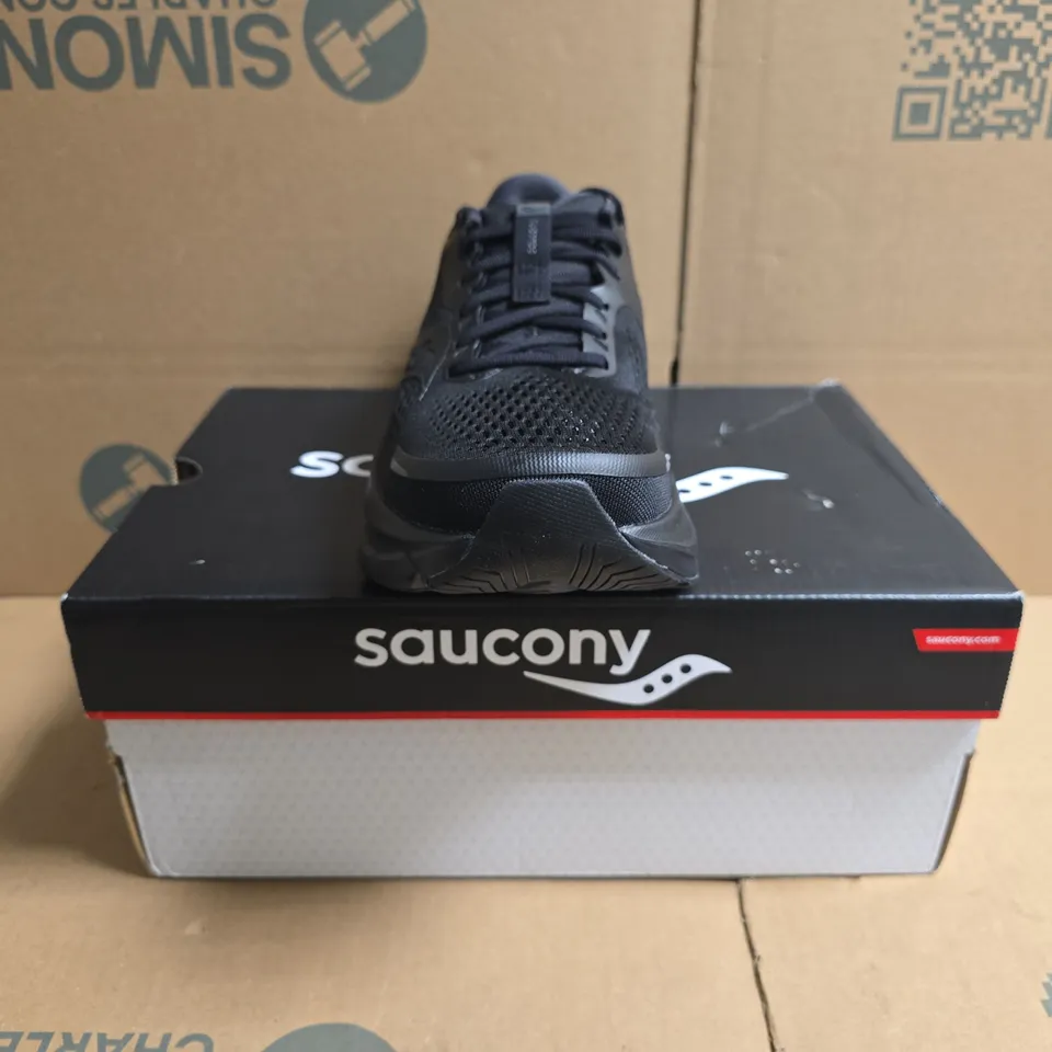 BOXED PAIR OF SAUCONY GUIDE 18 TRAINERS IN TRIPLE BLACK SIZE UK 7