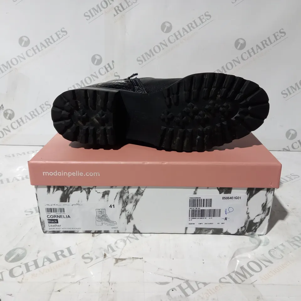 BOXED PAIR OF MODA IN PELLE CORNELIA BIKER BOOTS IN BLACK UK SIZE 8