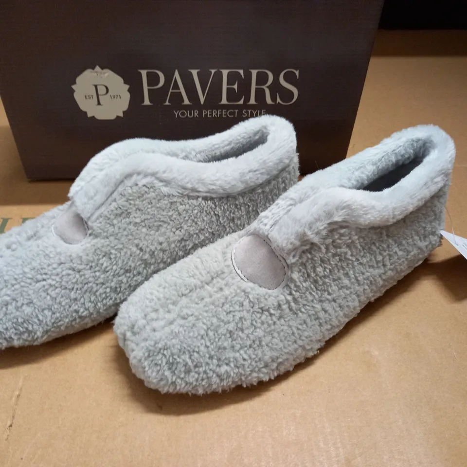 BOXED PAIR OF PAVERS GREY SLIPPERS - 6(39)