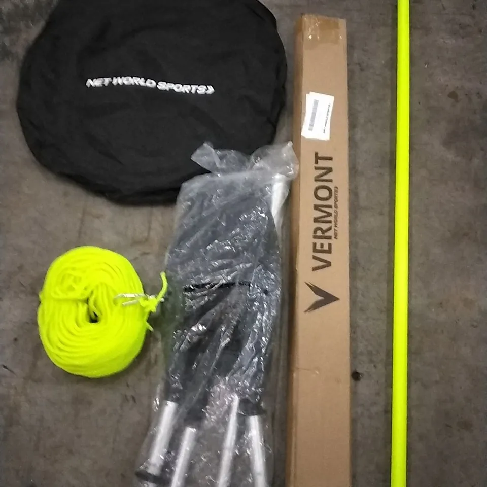 CAGE OF APPROX 10 ASSORTED SPORTS ITEMS TO INCLUDE- LIME GREEN ROPE - METAL PADDLE - VOLLEYBALL ANTENNA ECT