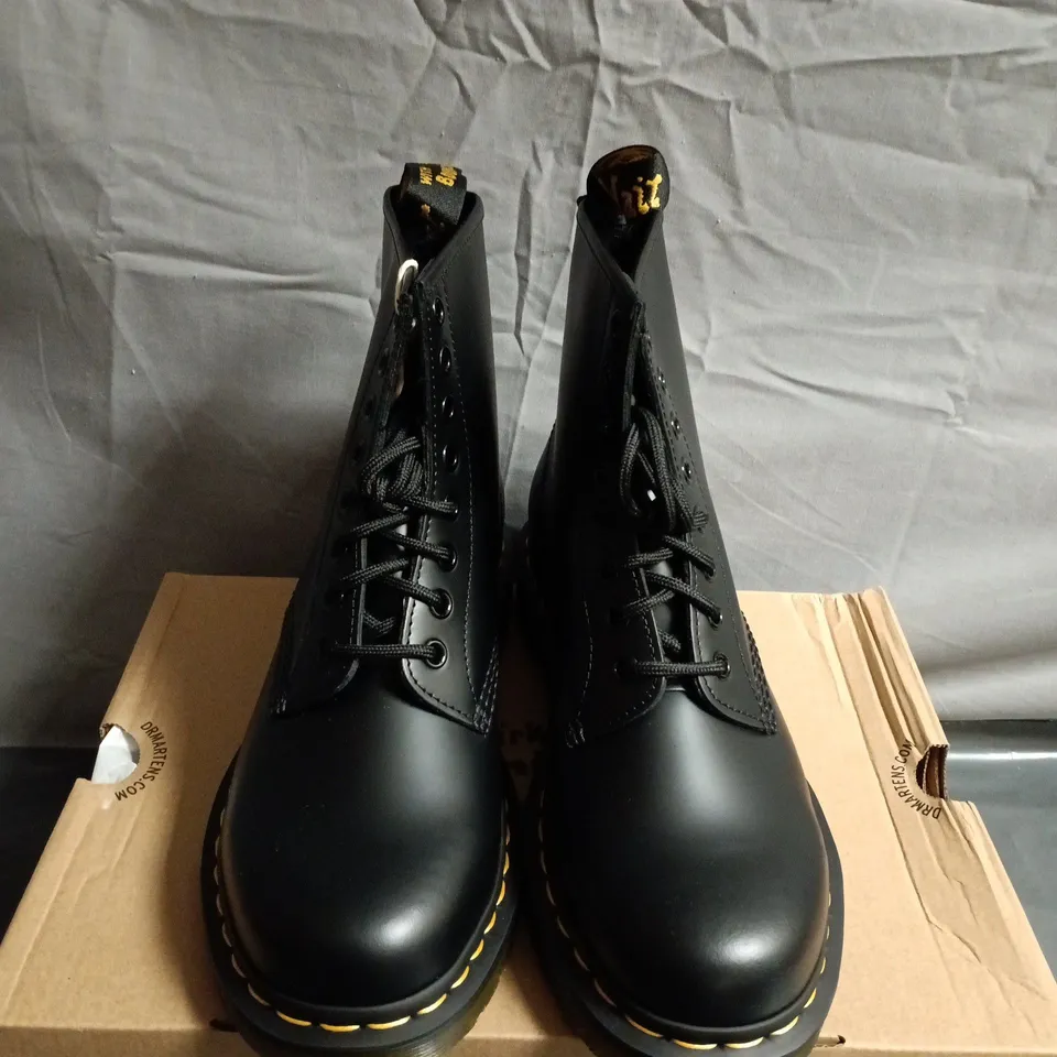 BOXED PAIR OF DR. MARTENS BLACK LEATHER BOOTS – UK SIZE 6