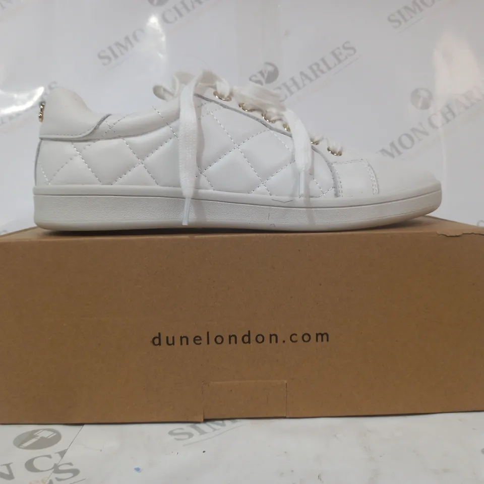 BOXED PAIR OF DUNE LONDON QUILTED LEATHER SHOES IN WHITE SIZE 6