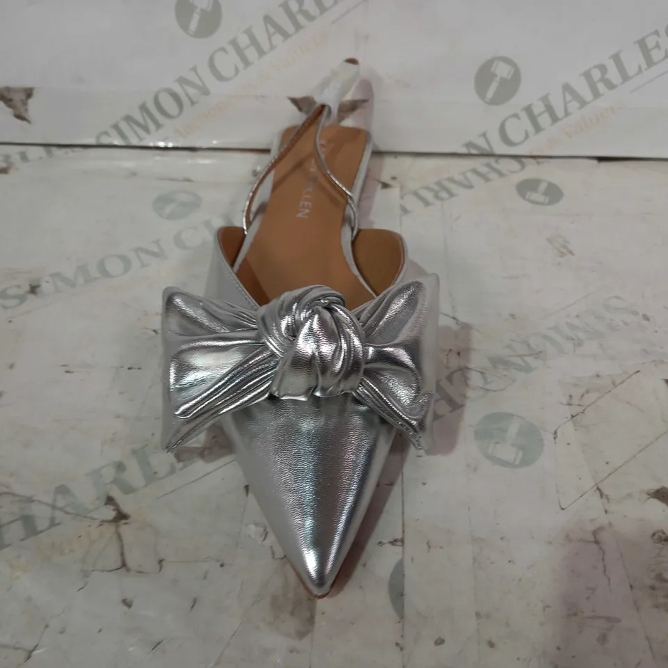 BOXED PAIR OF KAREN MILLEN BOW SLINGBACK POINTED TOE FLAT SHOES IN METALLIC SILVER SIZE 4